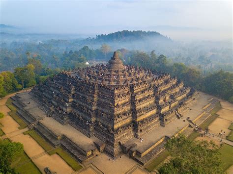 Sailendra-dynastian Borobudur Temppeli: Jaavan Maan Kaikkialla Valittava Buddhalaisuuden Monumentaalinen Merkki 800-luvulla JAavalla