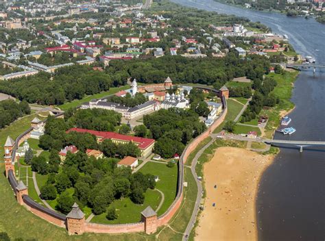 Novgorodin Viikingien Kaste, 10-vuosisadan alun merkittävä uskonnollinen ja poliittinen käännekohta Rusin historiassa